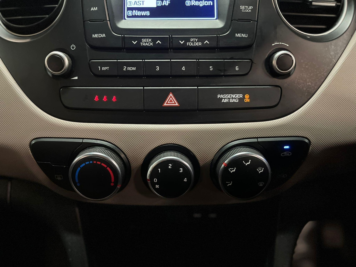 Used Hyundai i10 2015 for sale - 76484642: Photo 33