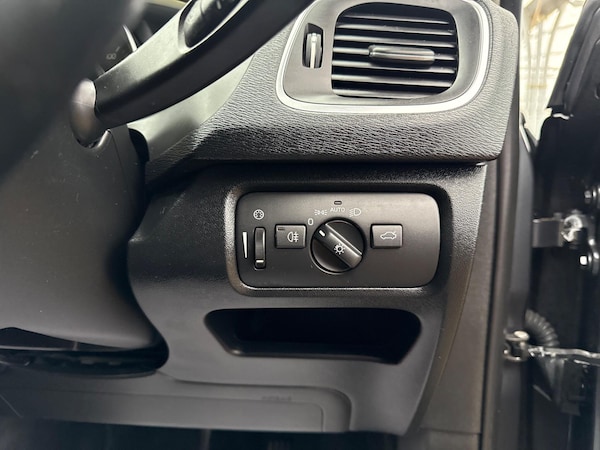 Used Volvo V40 Cross Country 2014 for sale - 76307400: Photo 69