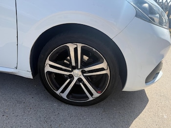 Used Peugeot 208 2016 for sale - 79621950: Photo