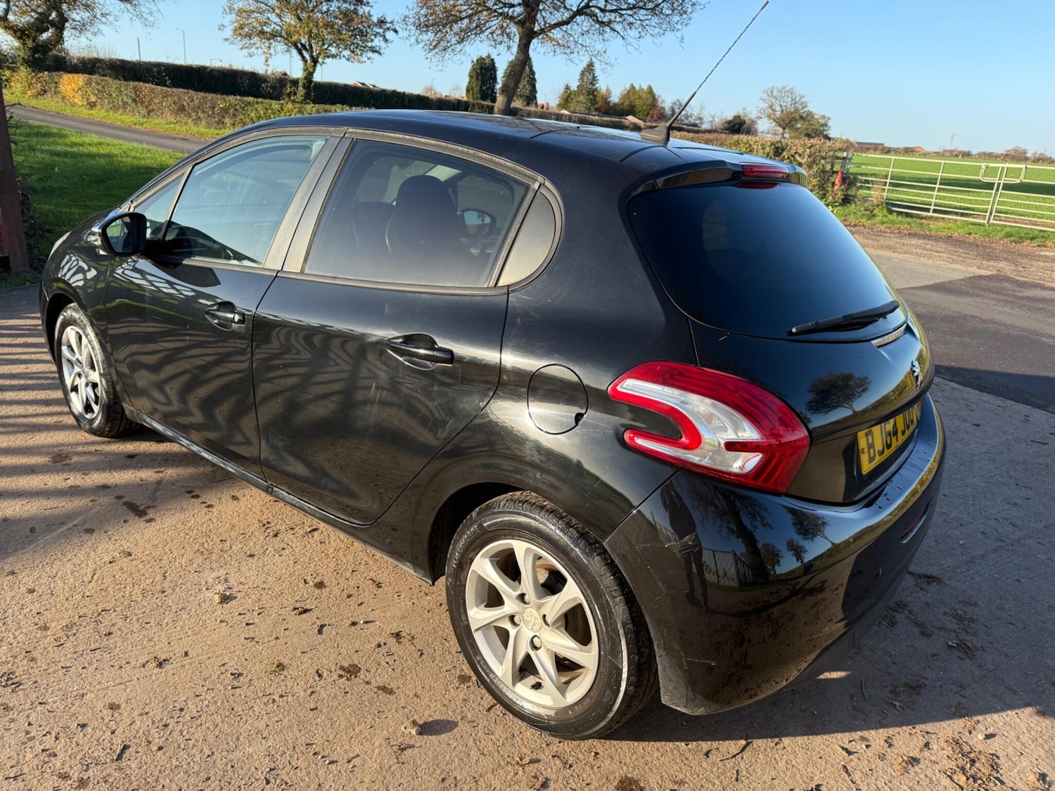 Used Peugeot 208 2014 for sale - 76607105: Photo 9