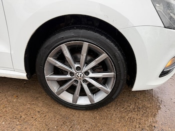 Used Volkswagen Polo 2015 for sale - 77671131: Photo