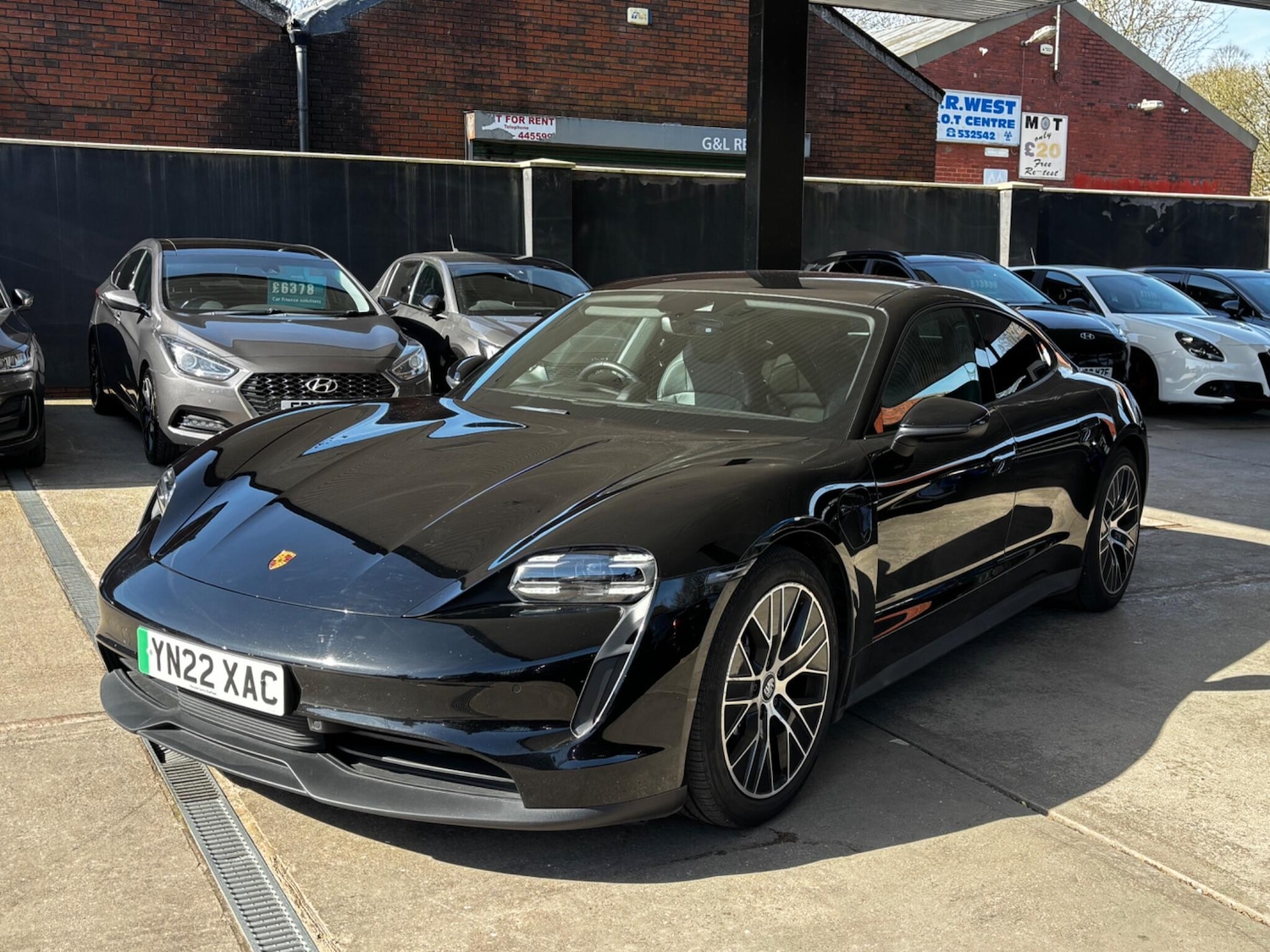 Used Porsche Taycan 2022 for sale - 77940731: Photo 2