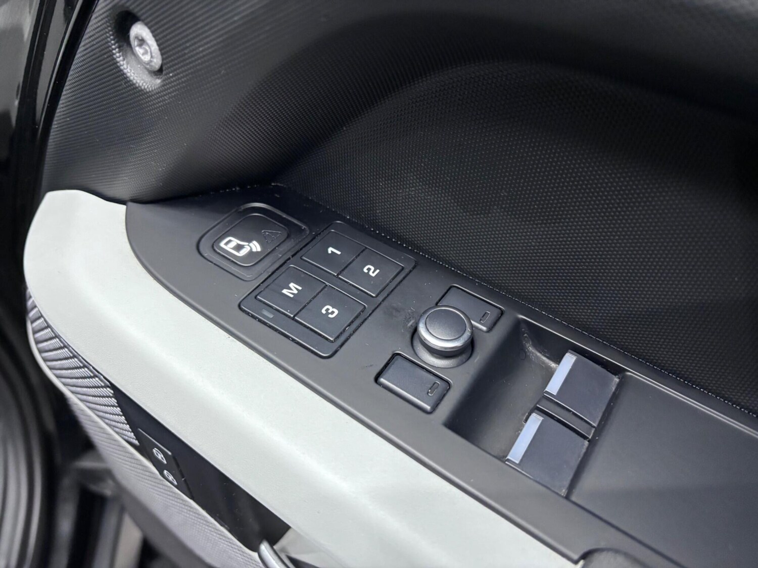 Used Land Rover Defender 90 for sale - 77537826: Photo 17