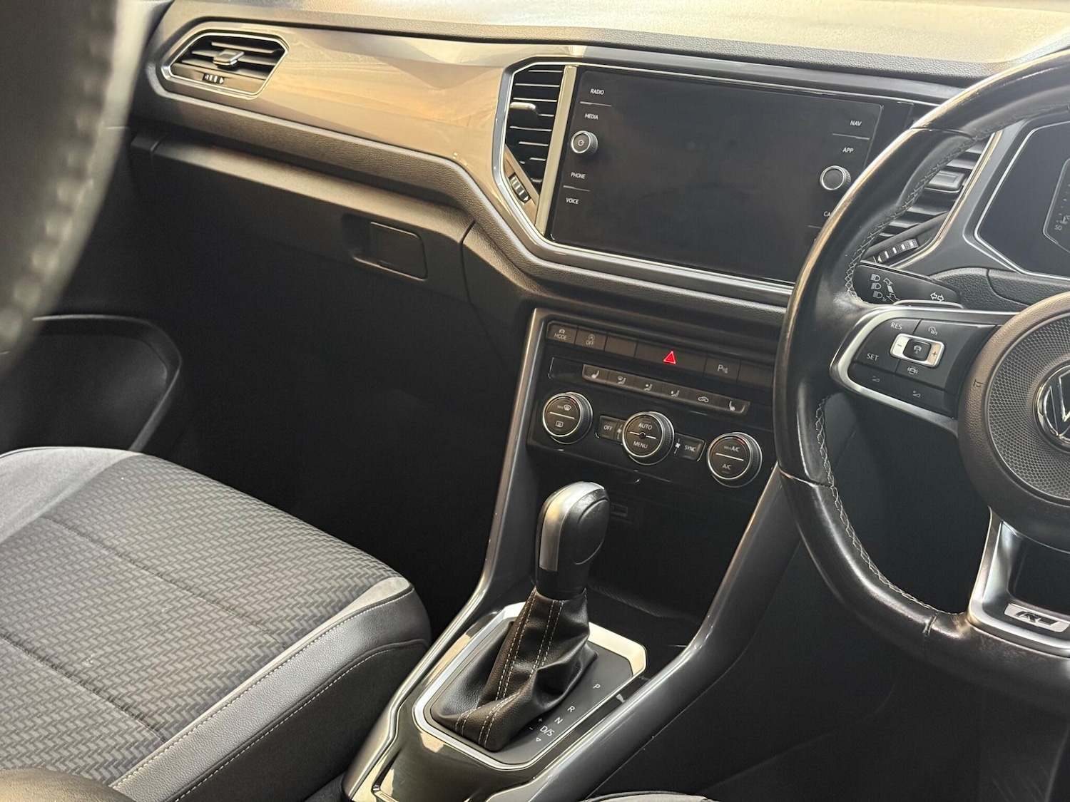 Used Volkswagen T-Roc 2020 for sale - 76360213: Photo 13