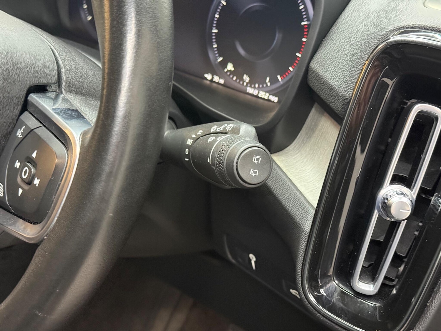 Used Volvo XC40 for sale - 76995422: Photo 23