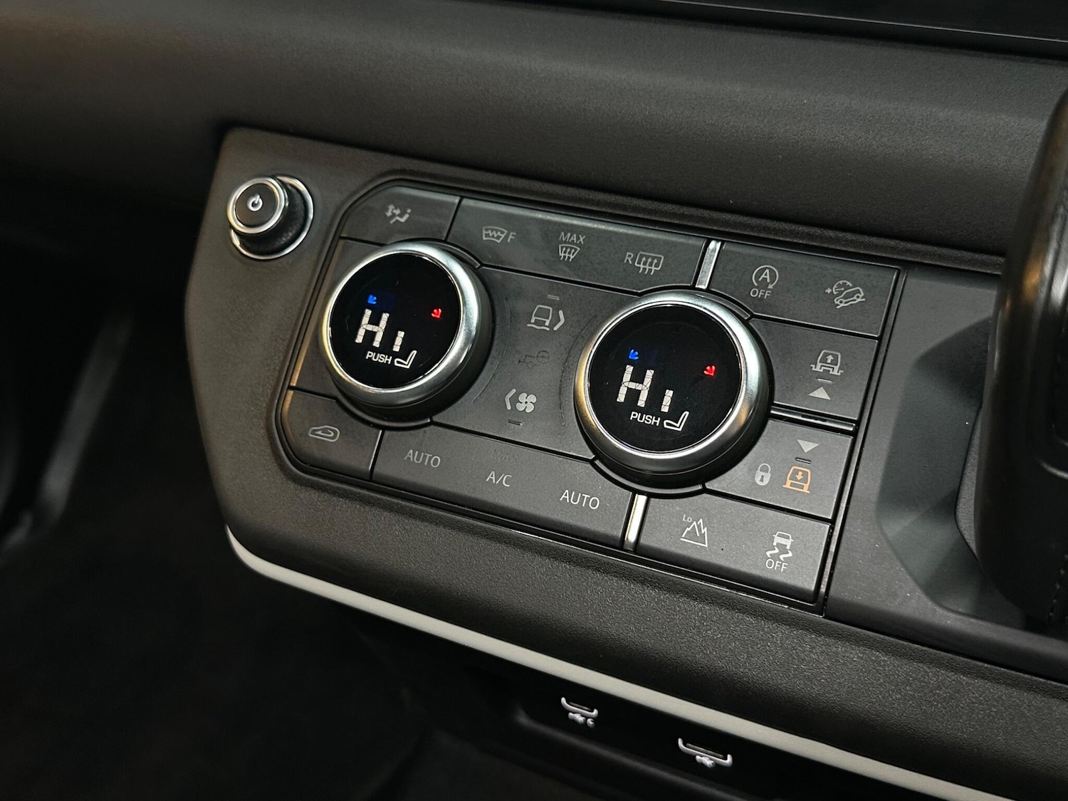 Used Land Rover Defender 2021 for sale - 78020316: Photo 18