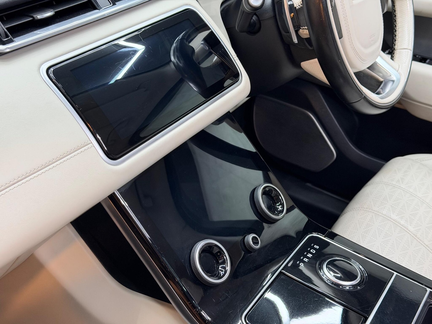 Used Land Rover Range Rover Velar 2017 for sale - 76992985: Photo 12