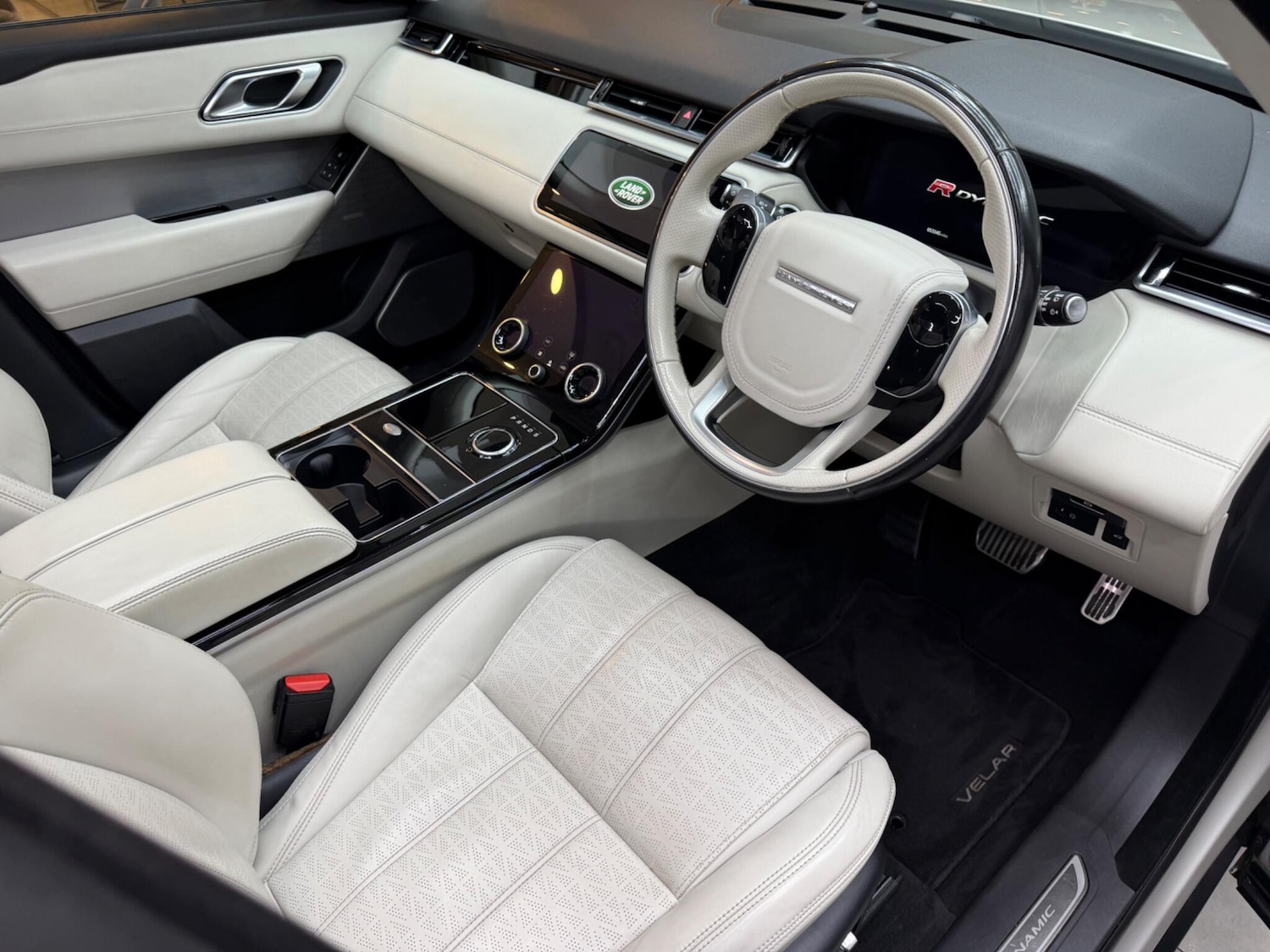 Used Land Rover Range Rover Velar 2017 for sale - 76992985: Photo 17