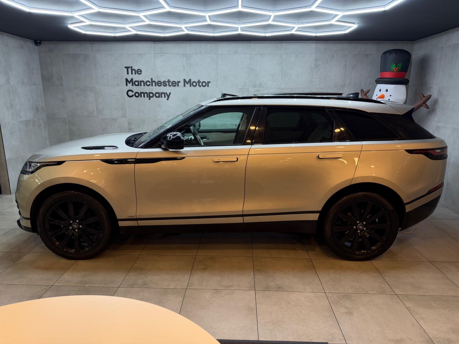 Used Land Rover Range Rover Velar 2017 for sale - 76992985: Photo 2