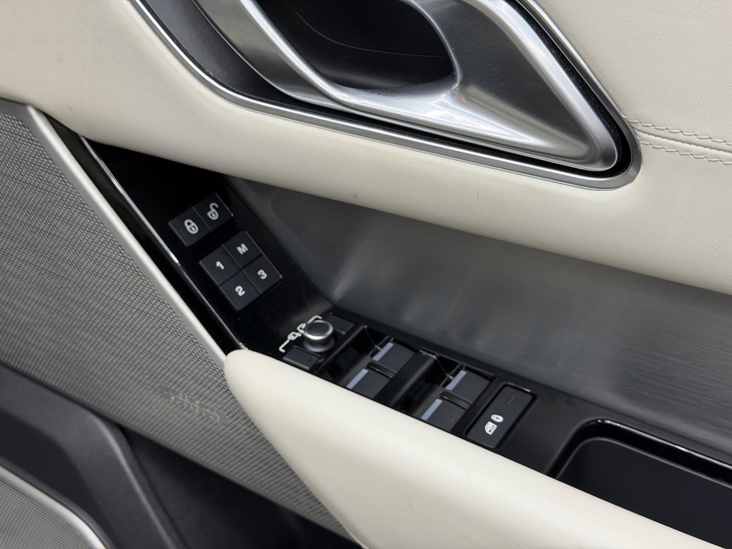 Used Land Rover Range Rover Velar 2017 for sale - 76992985: Photo 25