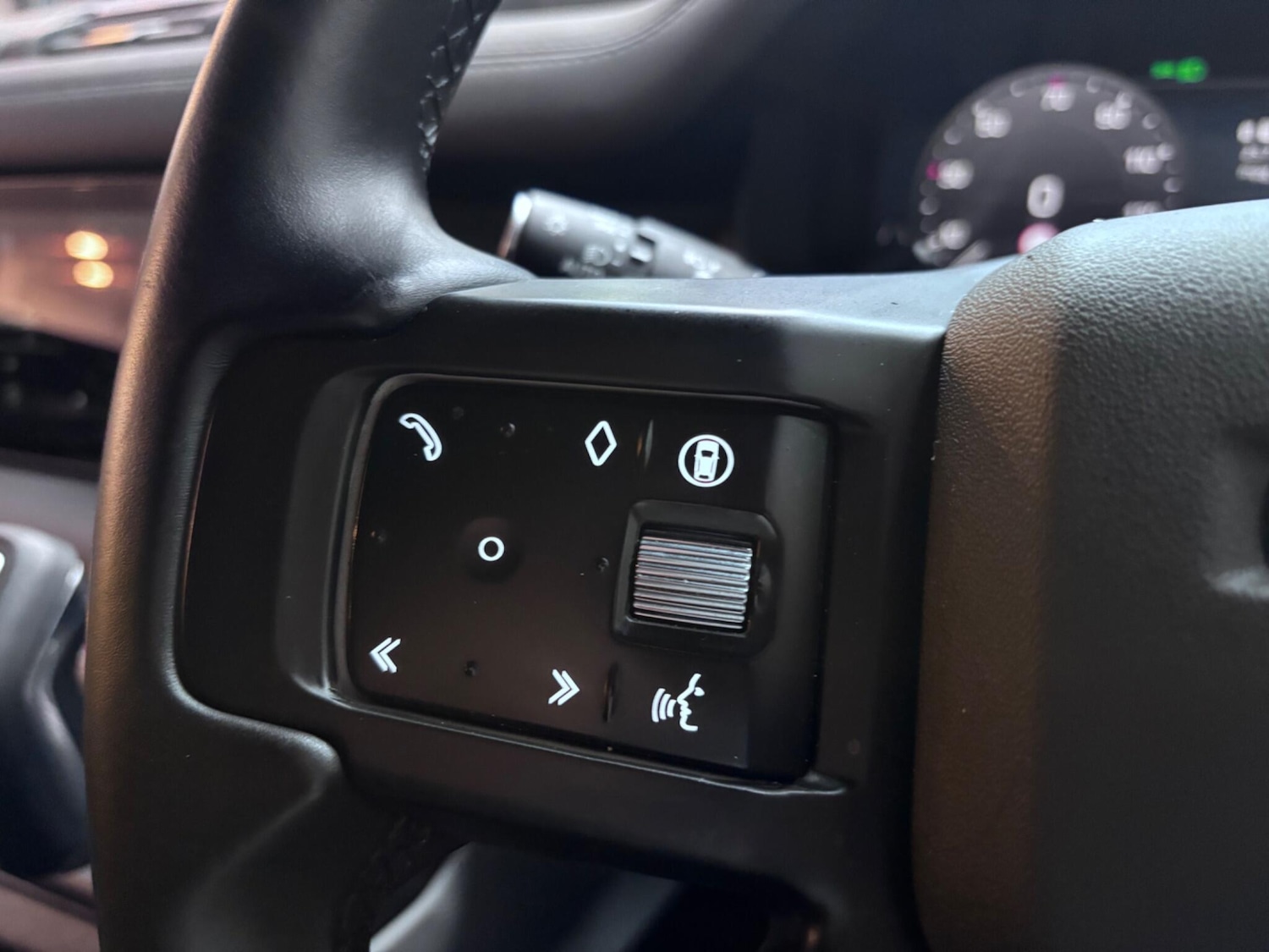 Used Land Rover Defender 2024 for sale - 76886483: Photo 32