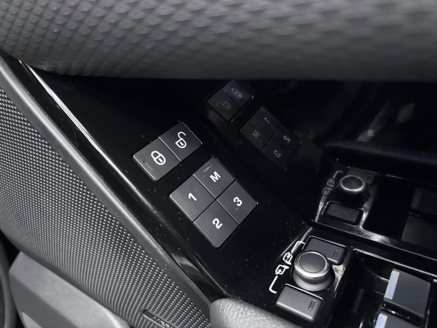 Used Land Rover Range Rover Velar 2018 for sale - 77290714: Photo 32