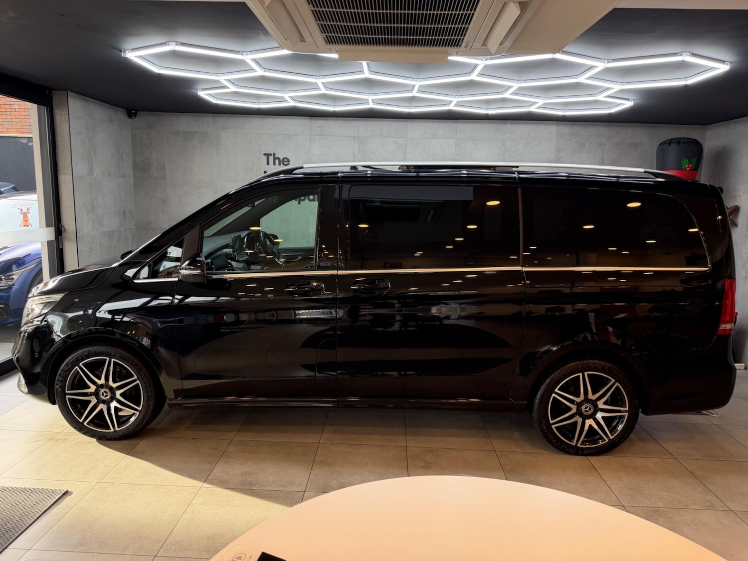 Used Mercedes-Benz V-Class 2019 for sale - 76965229: Photo 2