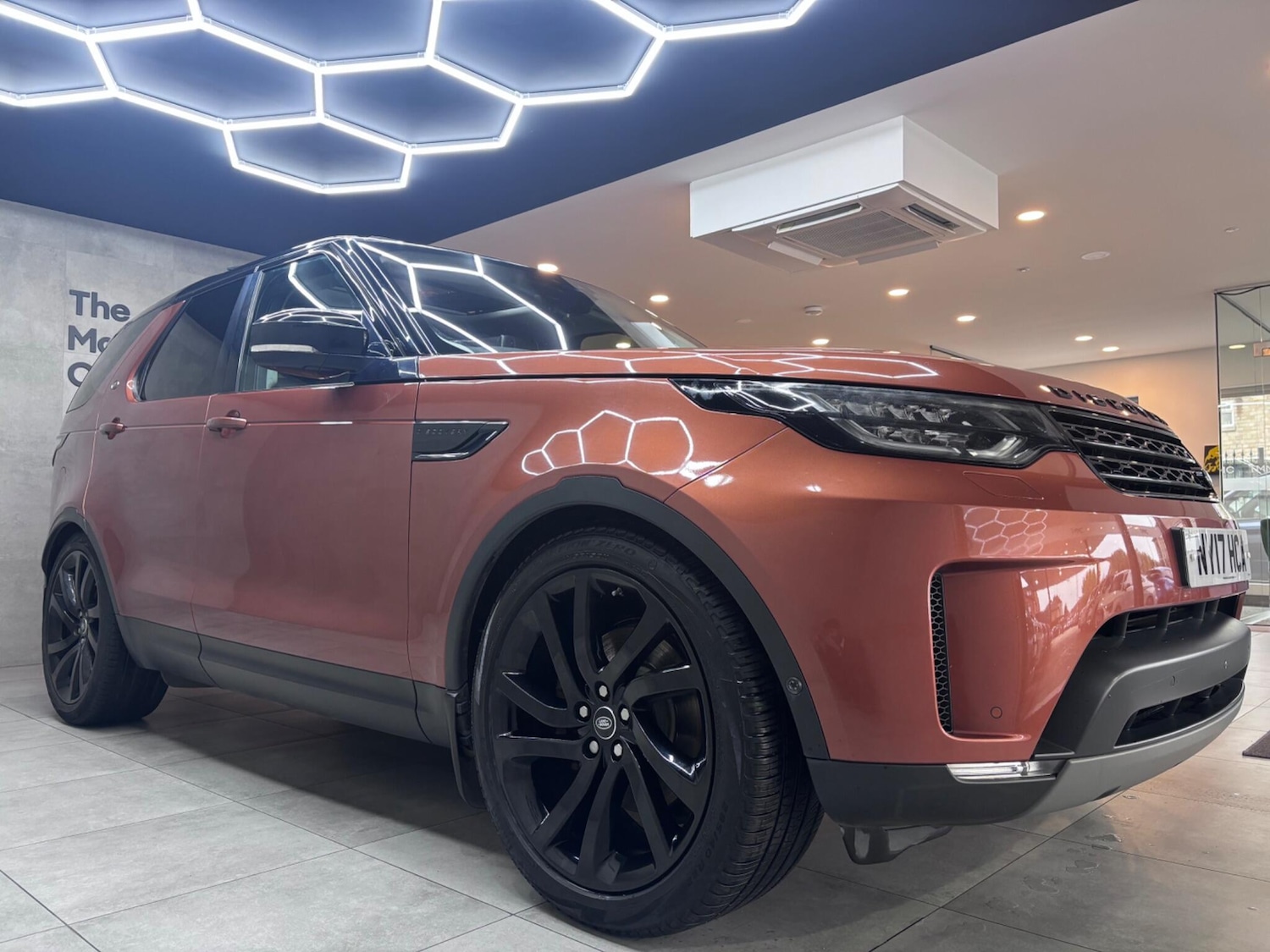 Used Land Rover Discovery 2017 for sale - 76432851: Photo 2