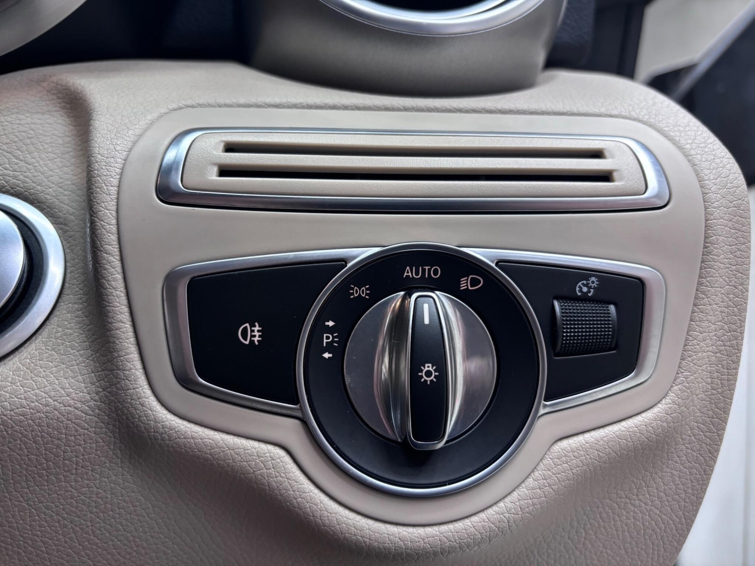 Used Mercedes-Benz C Class 2018 for sale - 76607588: Photo 40