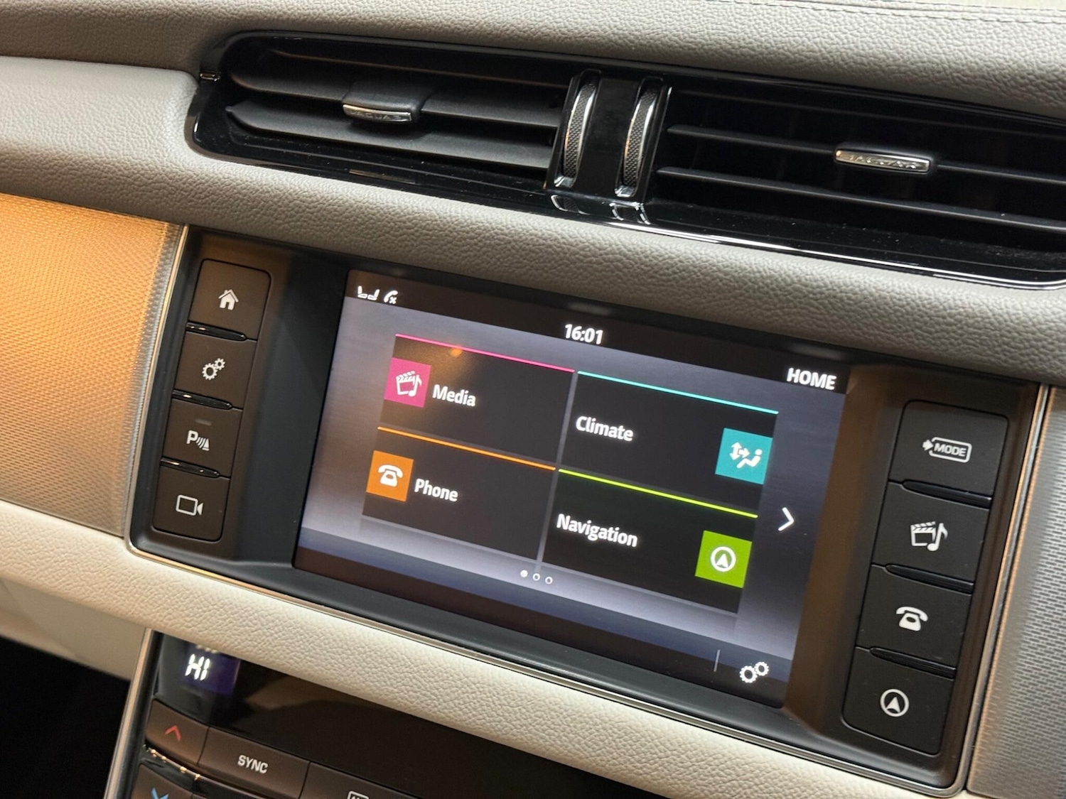 Used Jaguar XF 2017 for sale - 76620302: Photo 18