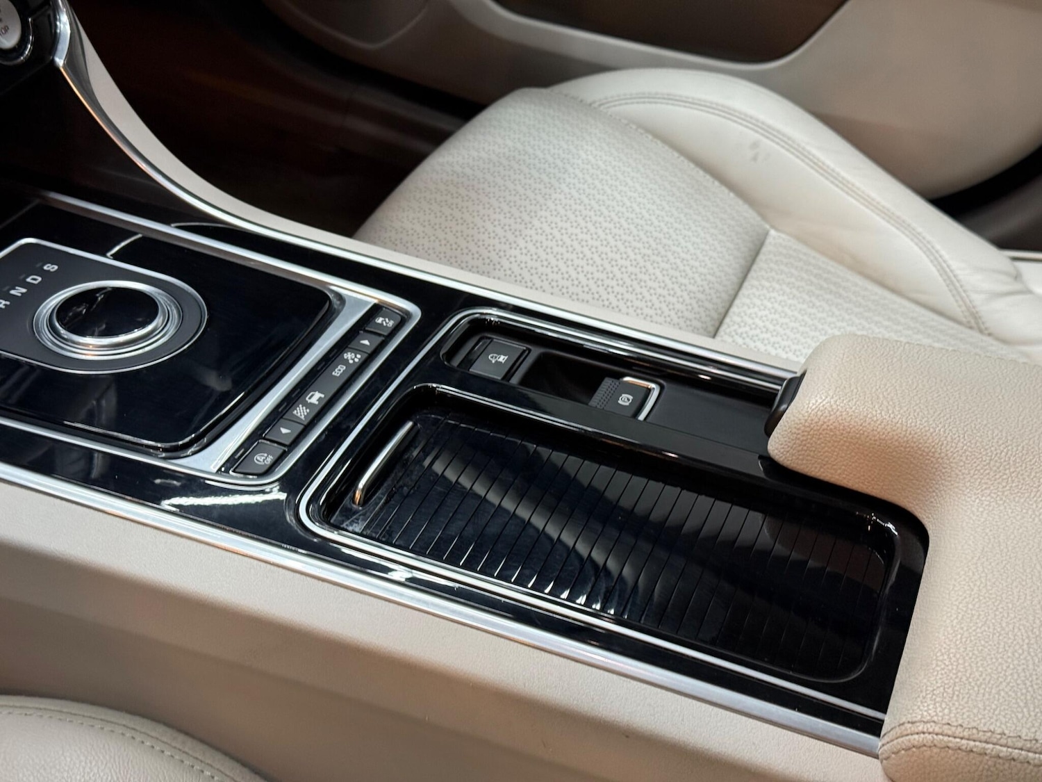 Used Jaguar XF 2017 for sale - 76620302: Photo 24