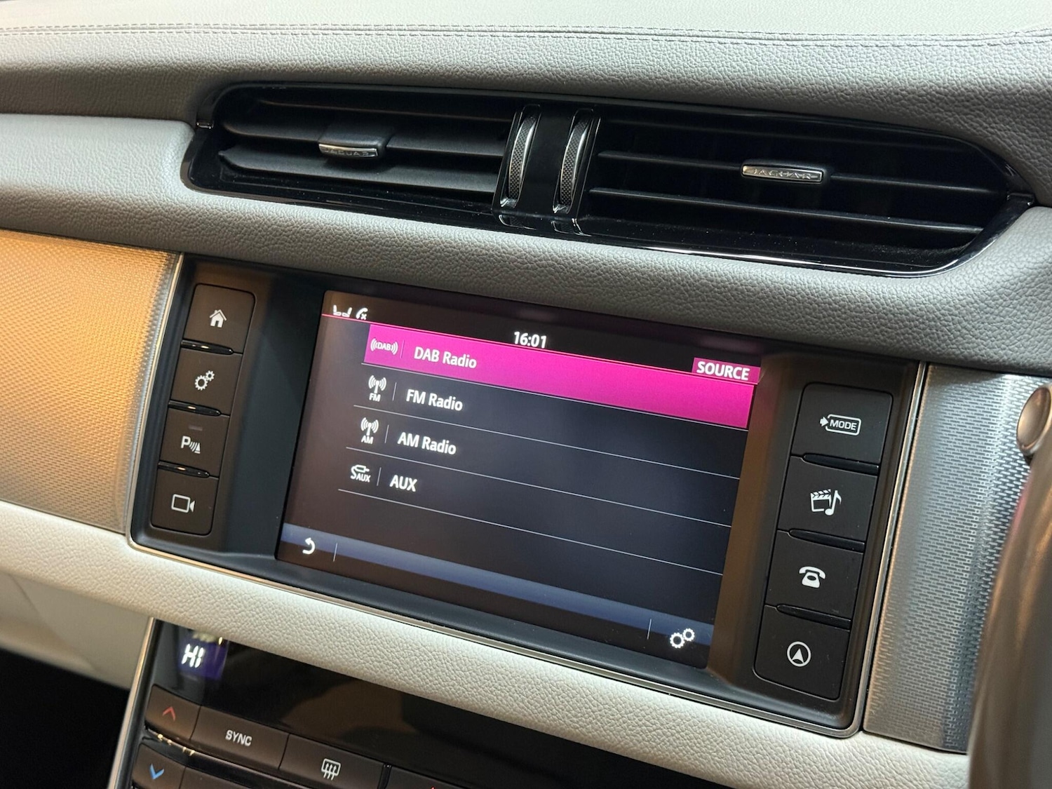 Used Jaguar XF 2017 for sale - 76620302: Photo 37