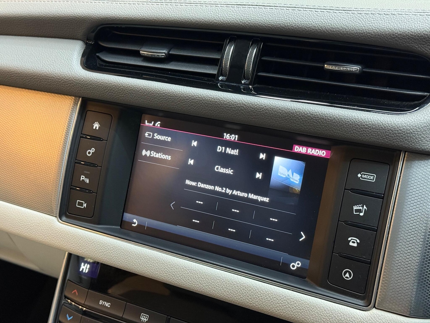 Used Jaguar XF 2017 for sale - 76620302: Photo 38