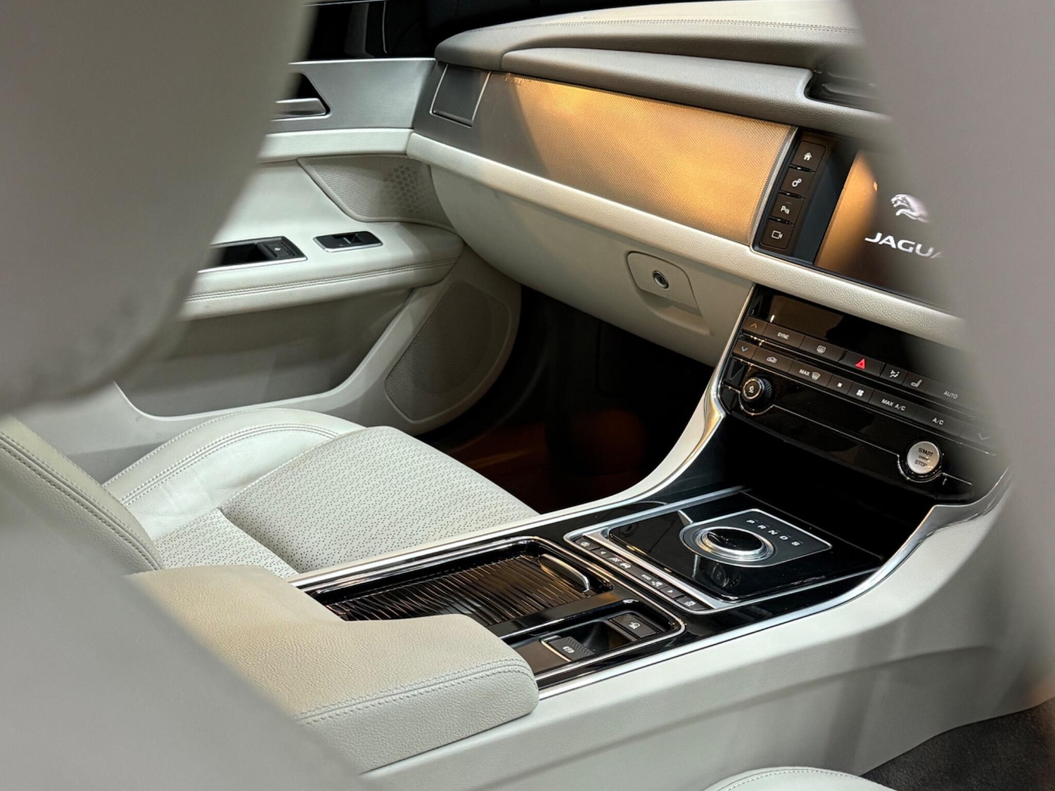 Used Jaguar XF 2017 for sale - 76620302: Photo 56