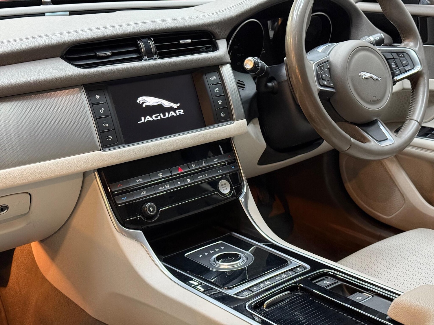 Used Jaguar XF 2017 for sale - 76620302: Photo 8