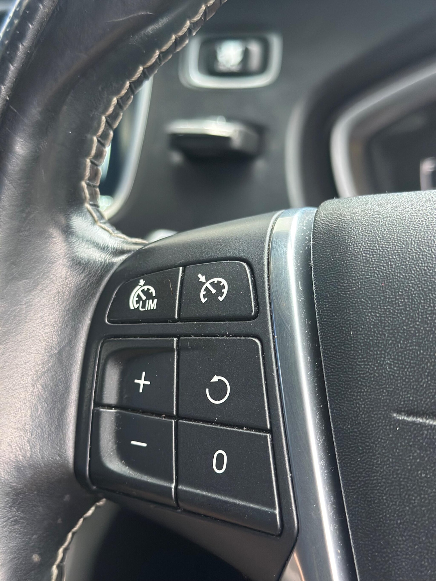 Used Volvo V40 2016 for sale - 77387499: Photo 15