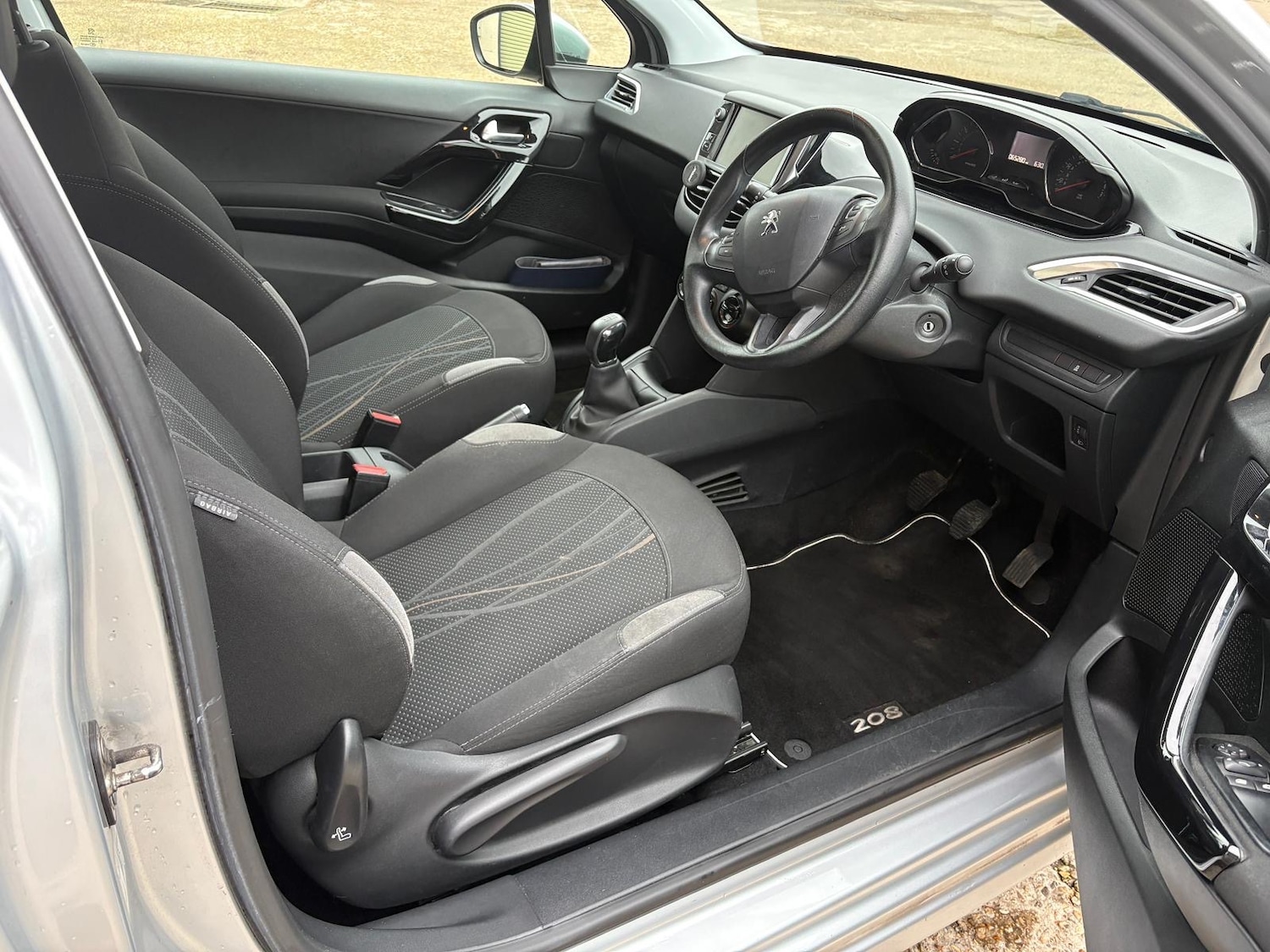 Used Peugeot 208 2012 for sale - 77420719: Photo 13