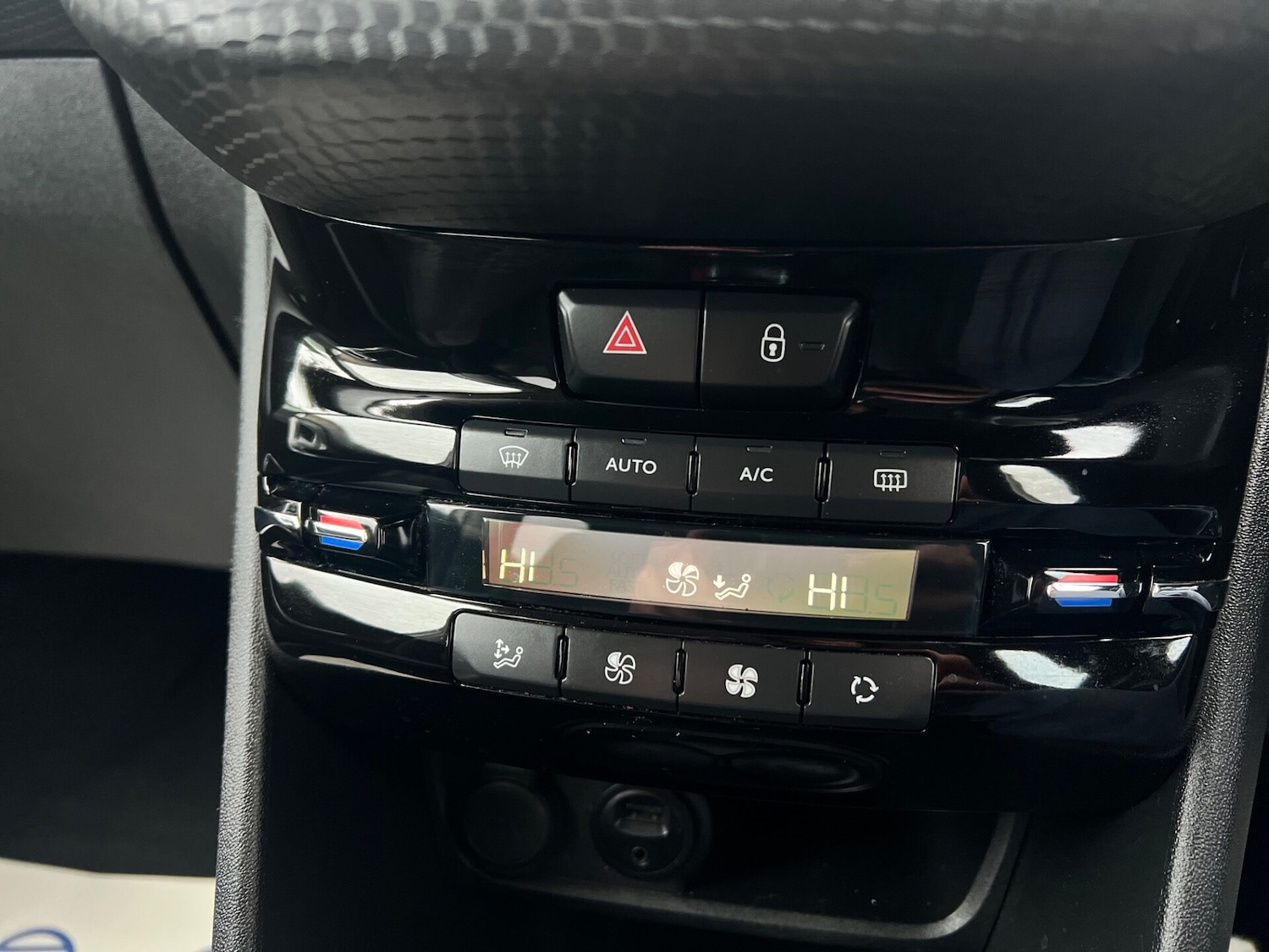 Used Peugeot 2008 2017 for sale - 77555941: Photo 33