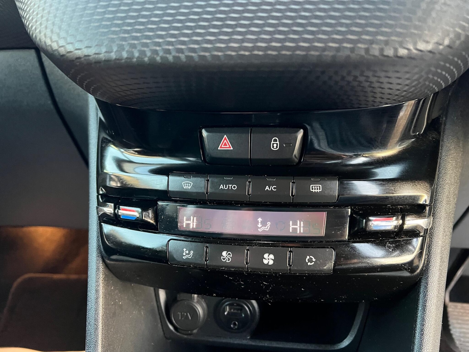 Used Peugeot 2008 2015 for sale - 77103527: Photo 32