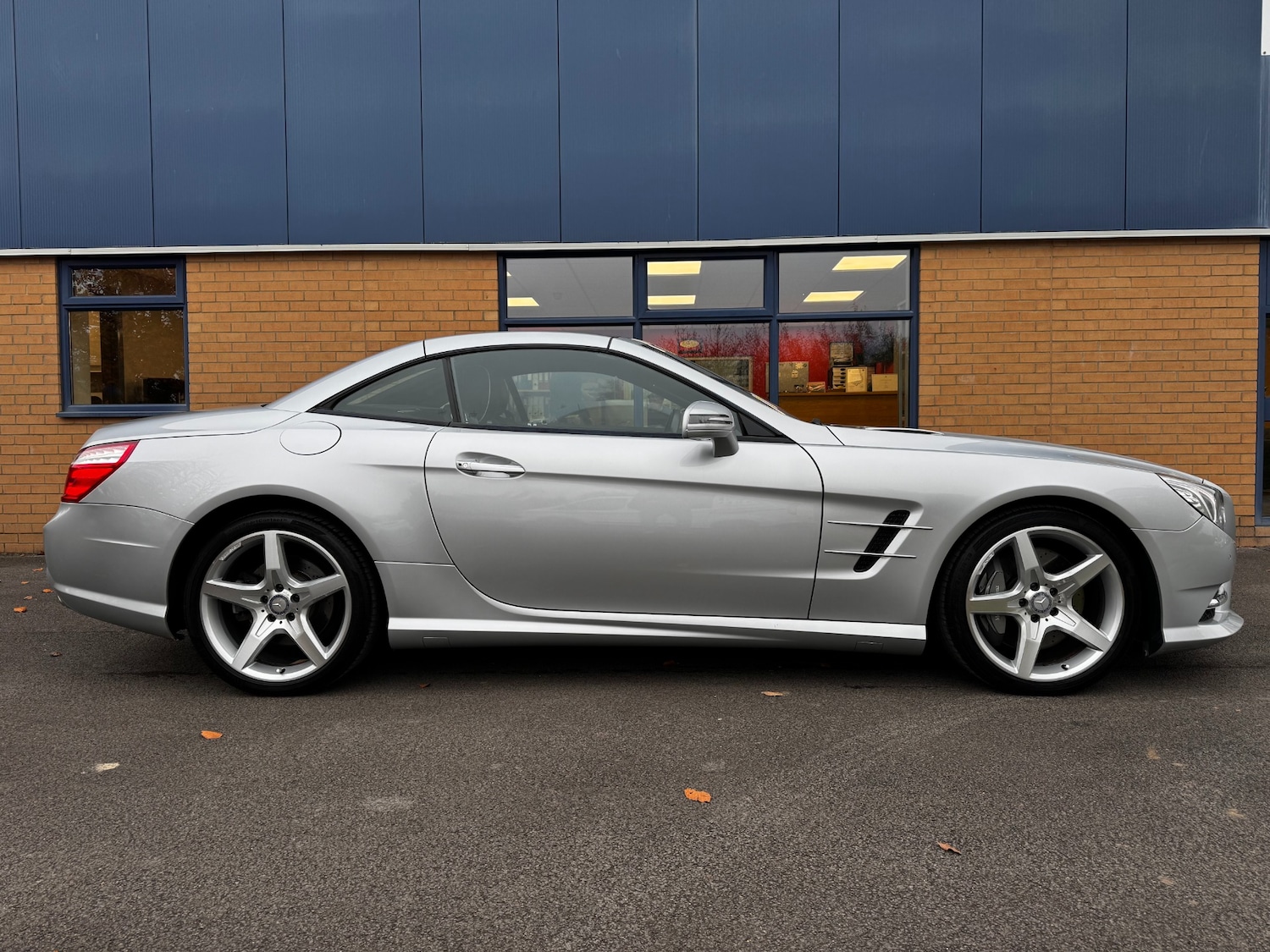 Used Mercedes-Benz SL 2012 for sale - 72776062: Photo 2