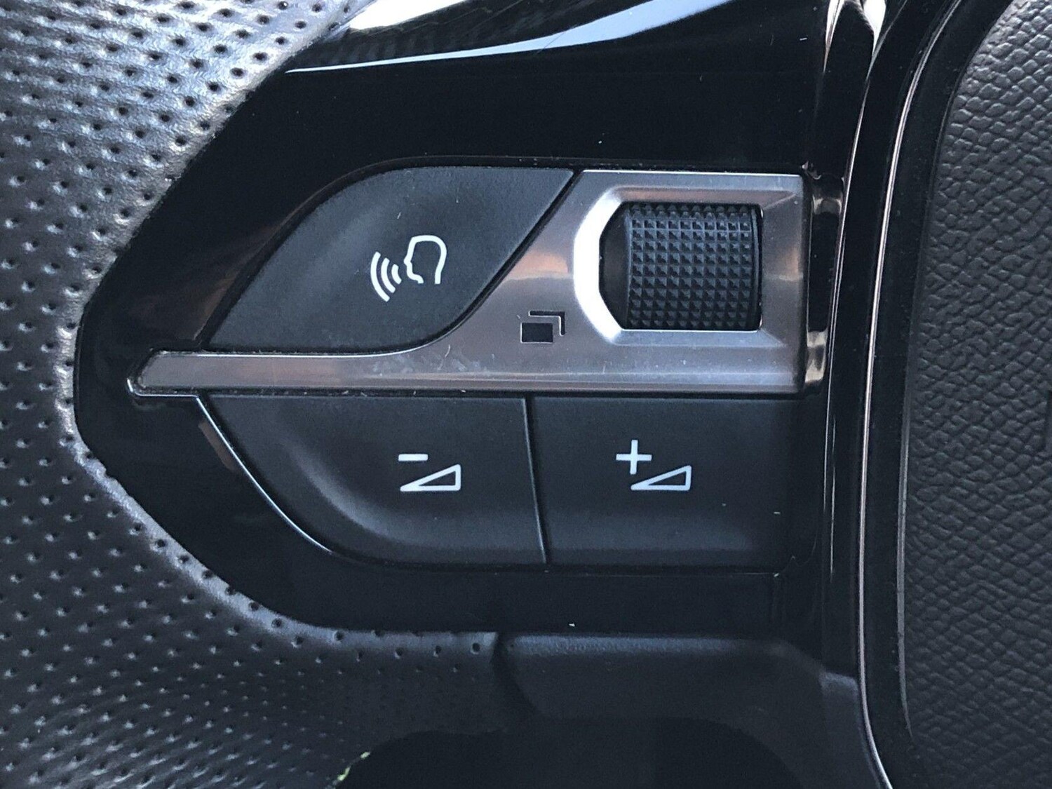 Used Peugeot E-2008 2021 for sale - 76549541: Photo 30