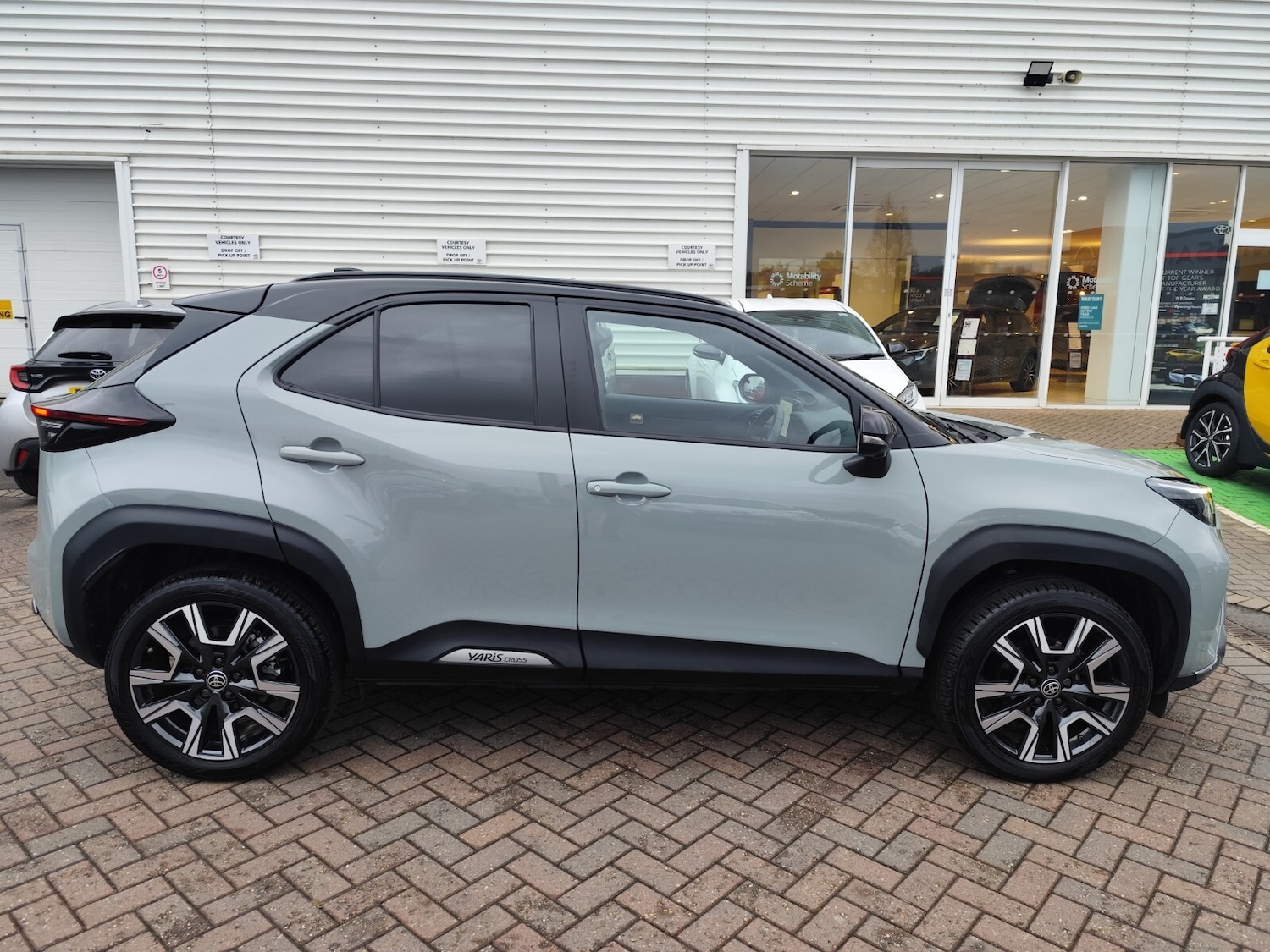 Used Toyota Yaris Cross 2024 for sale - 77413920: Photo 2