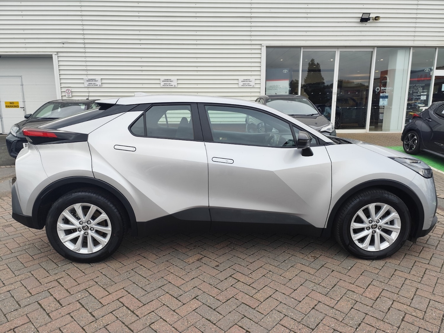 Used Toyota C-HR 2024 for sale - 76276208: Photo 2