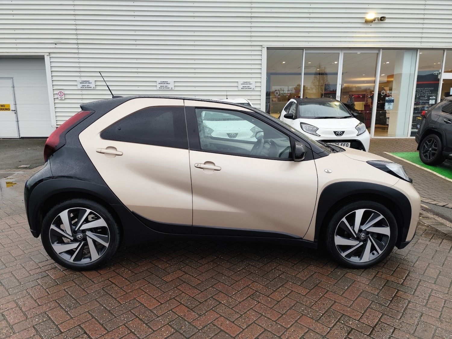 Used Toyota Aygo X 2023 for sale - 76757987: Photo 2