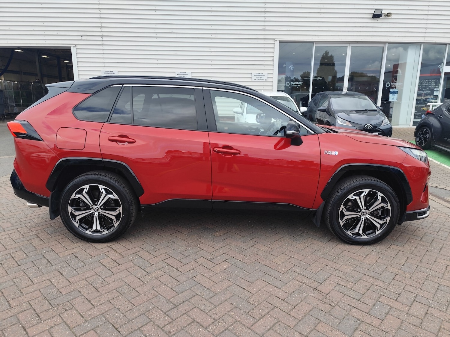 Used Toyota RAV4 2022 for sale - 76276545: Photo 2