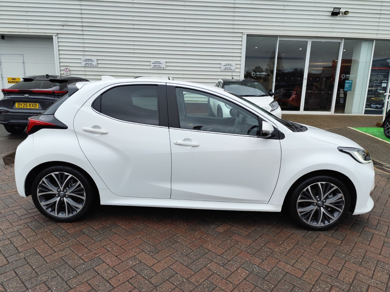 Used Toyota Yaris 2023 for sale - 77399305: Photo 2