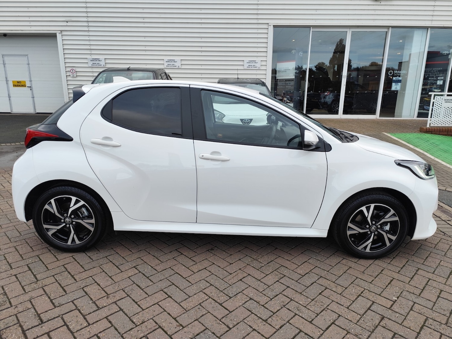 Used Toyota Yaris 2024 for sale - 76400671: Photo 2