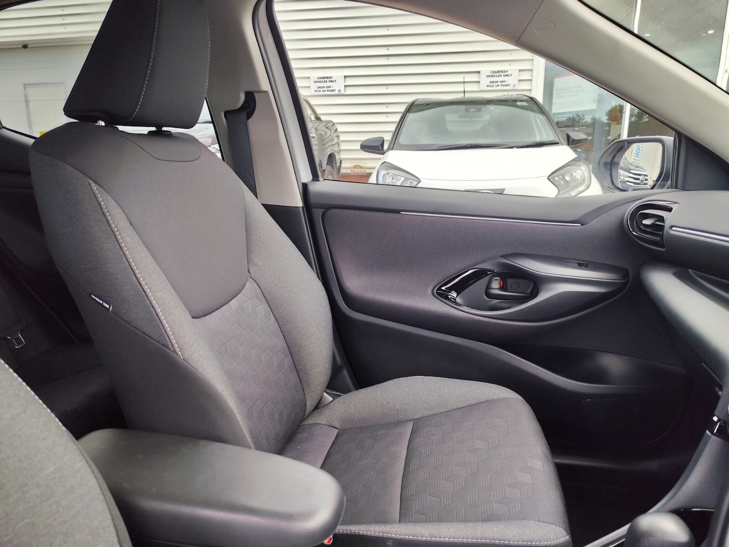 Used Toyota Yaris 2024 for sale - 76400671: Photo 31