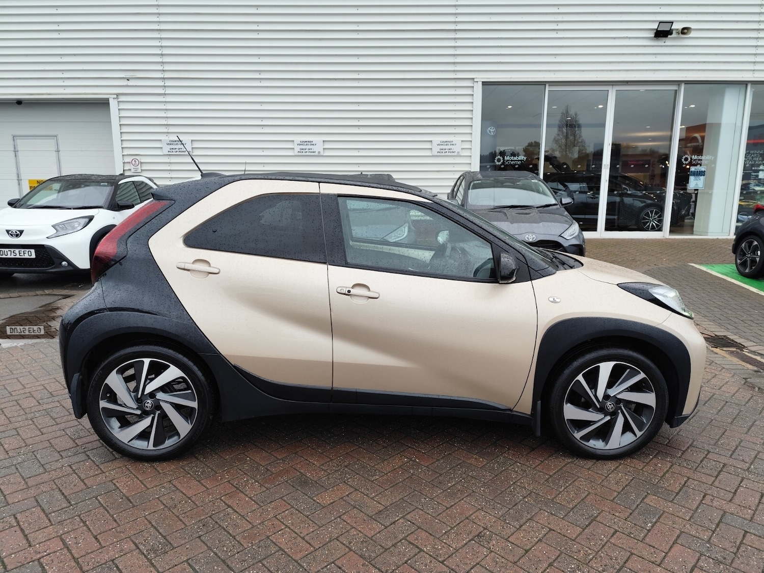 Used Toyota Aygo X 2022 for sale - 76589815: Photo 2