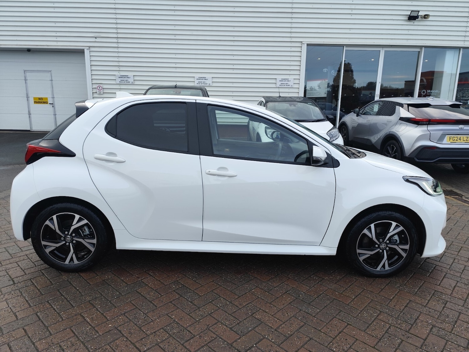 Used Toyota Yaris 2024 for sale - 76400685: Photo 2