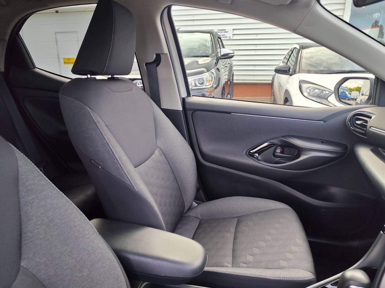 Used Toyota Yaris 2024 for sale - 76400685: Photo 28