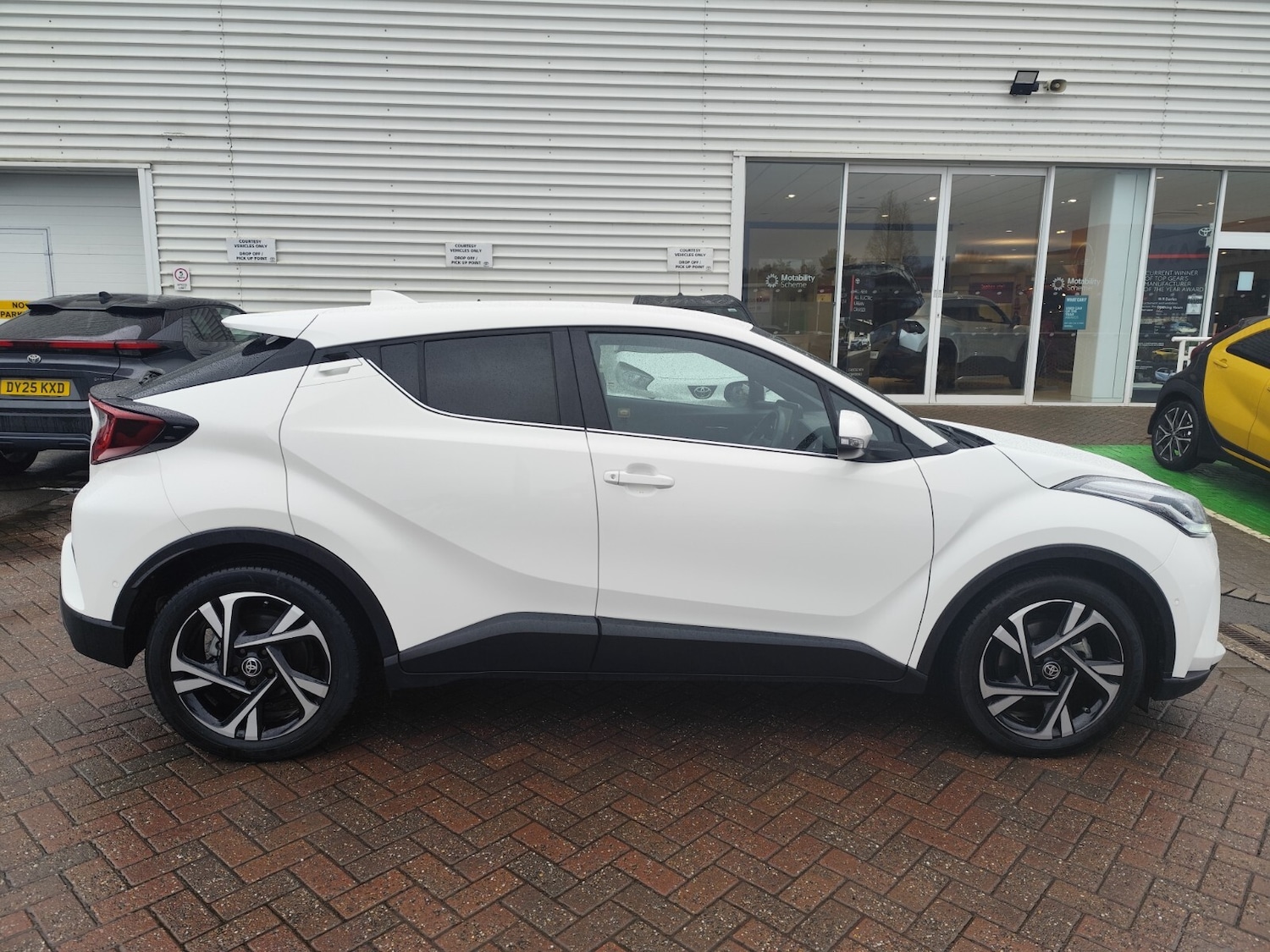 Used Toyota C-HR 2022 for sale - 77532092: Photo 2
