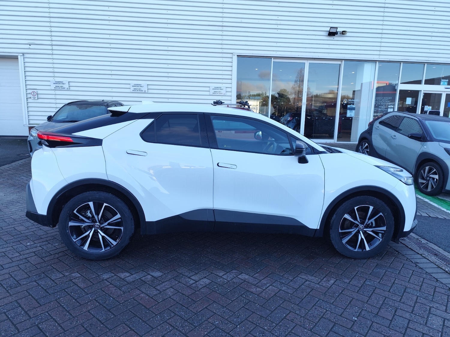 Used Toyota C-HR 2024 for sale - 76894627: Photo 2