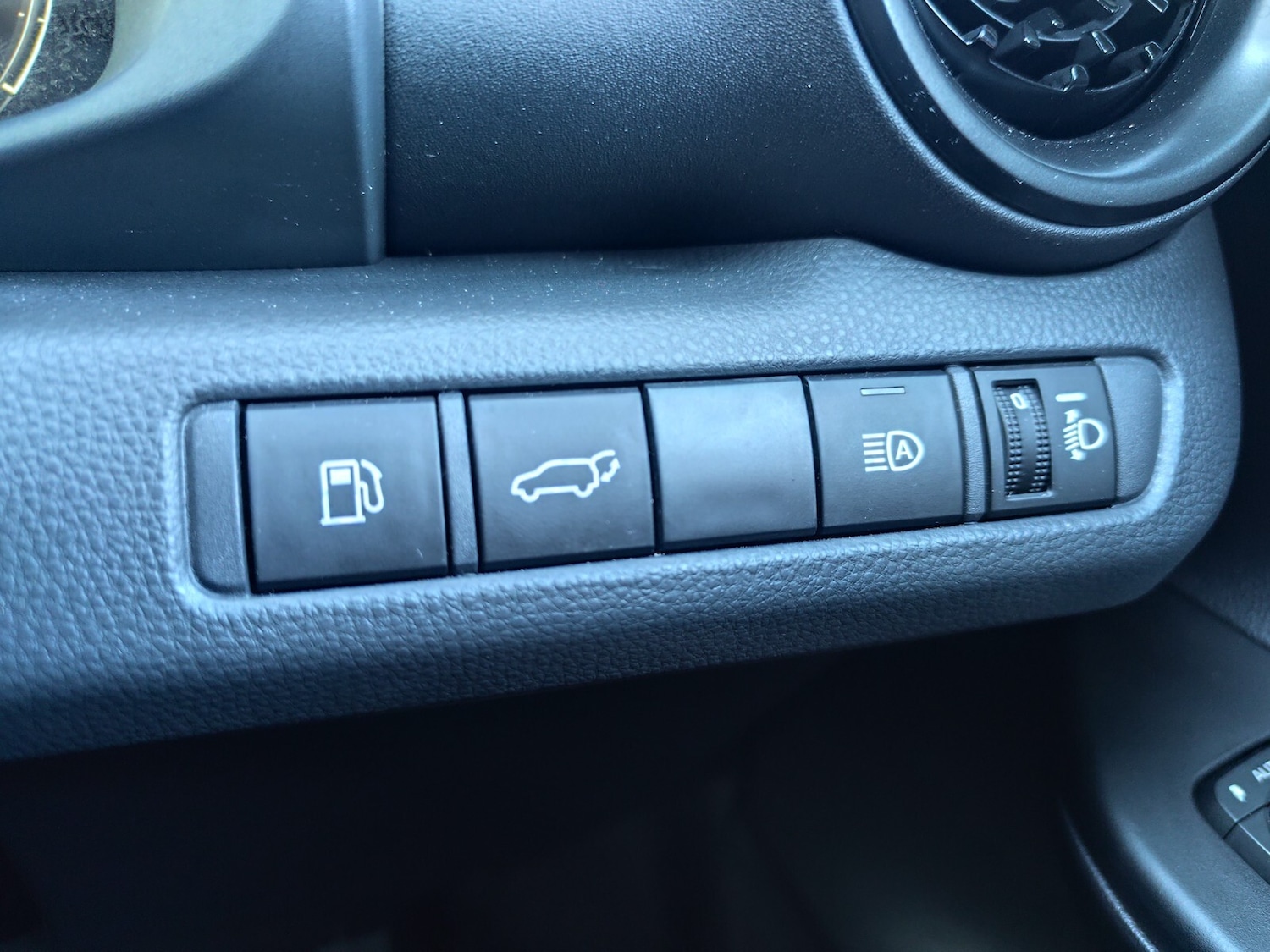 Used Toyota C-HR 2024 for sale - 76894627: Photo 24