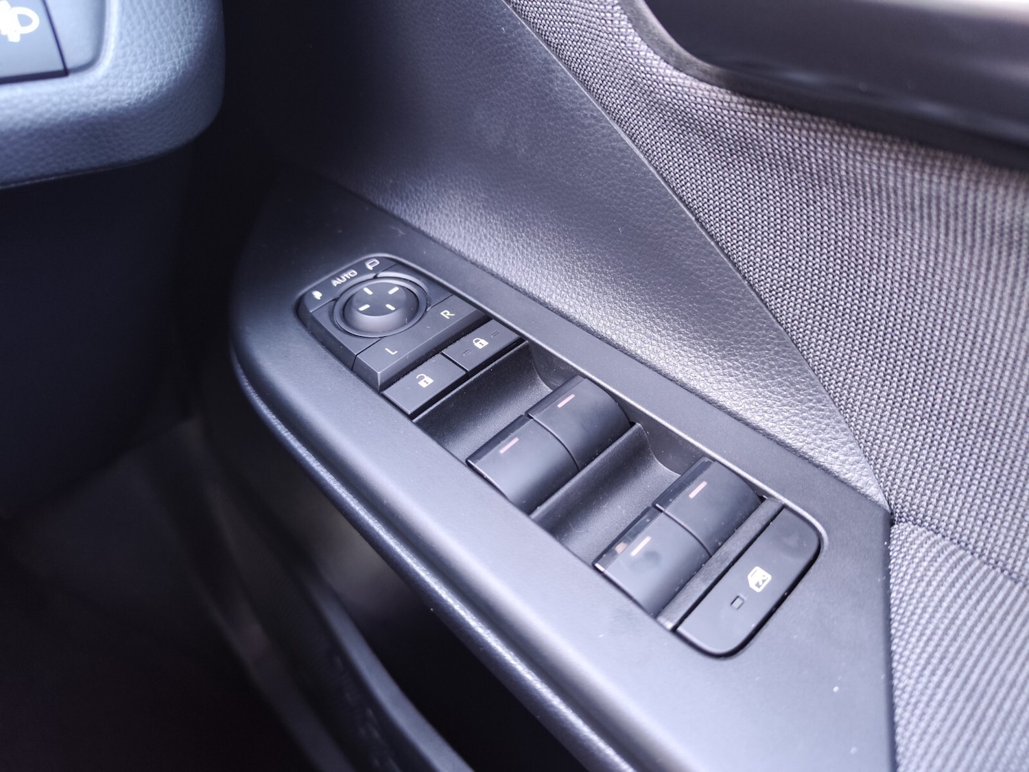 Used Toyota C-HR 2024 for sale - 76894627: Photo 25