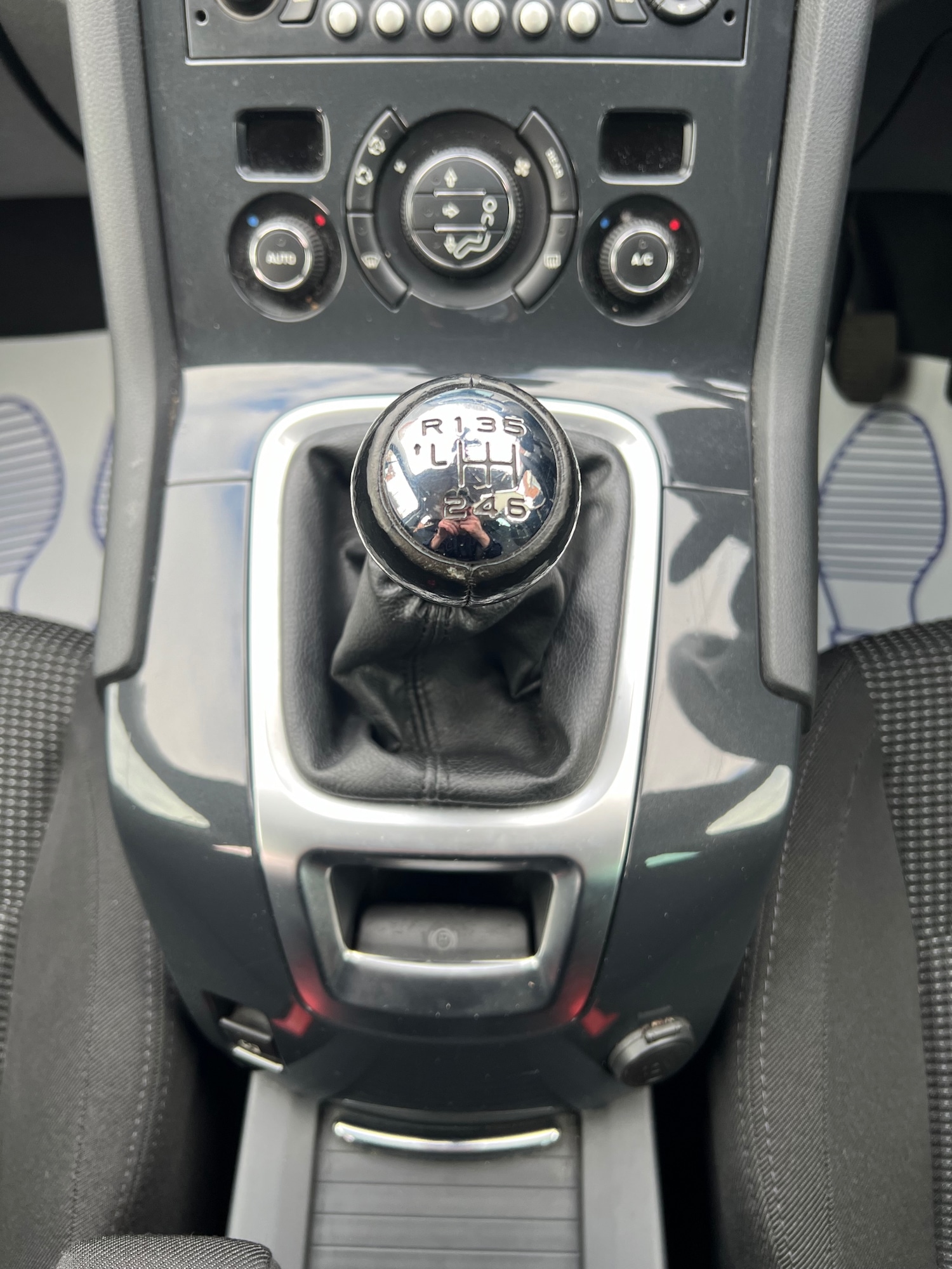 Used Peugeot 5008 2011 for sale - 76854897: Photo 24