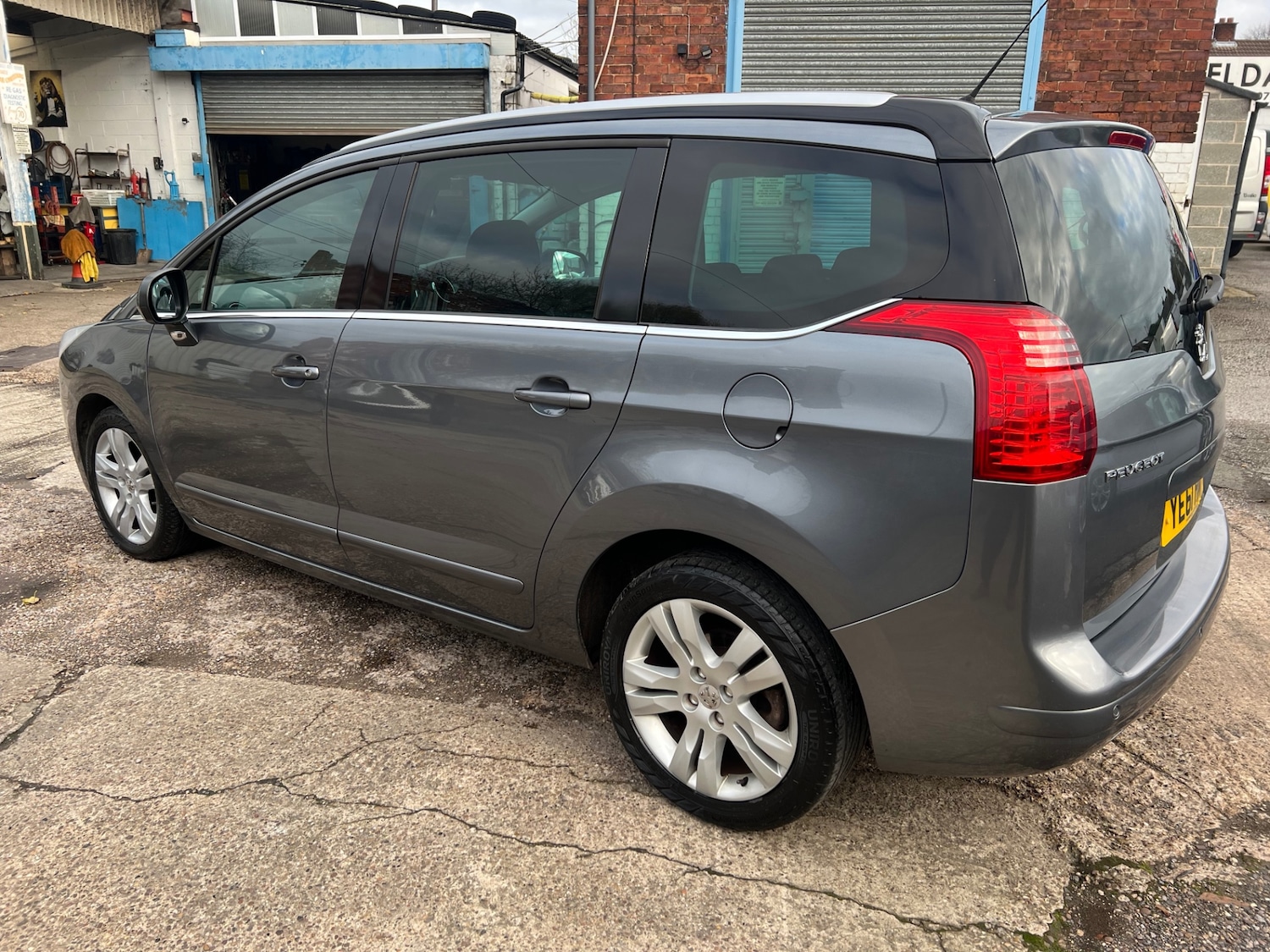 Used Peugeot 5008 2011 for sale - 76854897: Photo 7