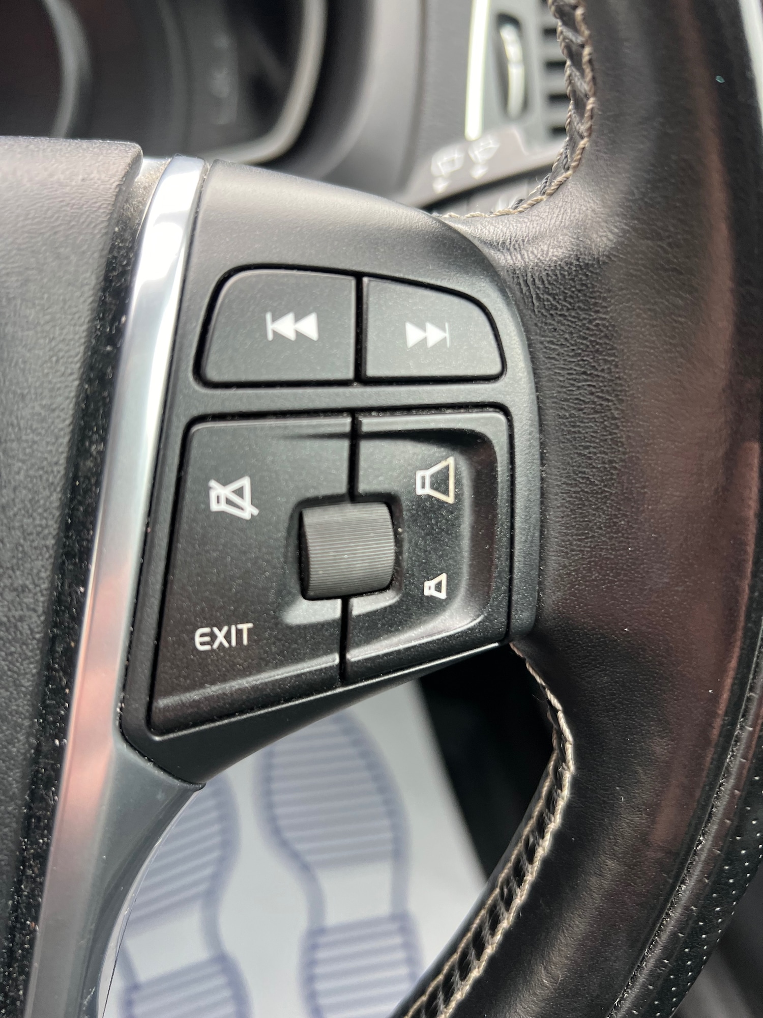 Used Volvo V40 2015 for sale - 76483145: Photo 24