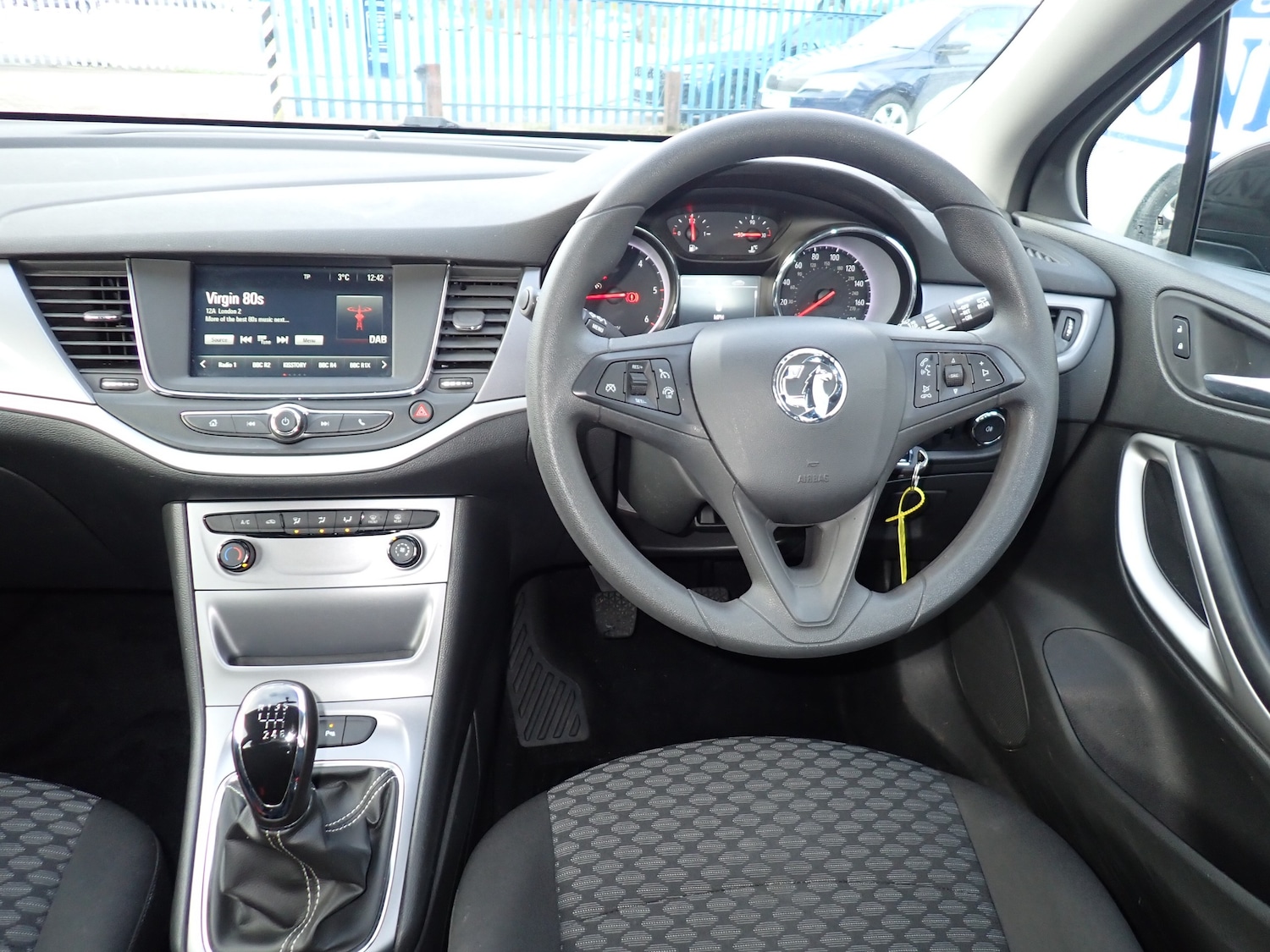 Used Vauxhall Astra 2017 for sale - 77104112: Photo 2