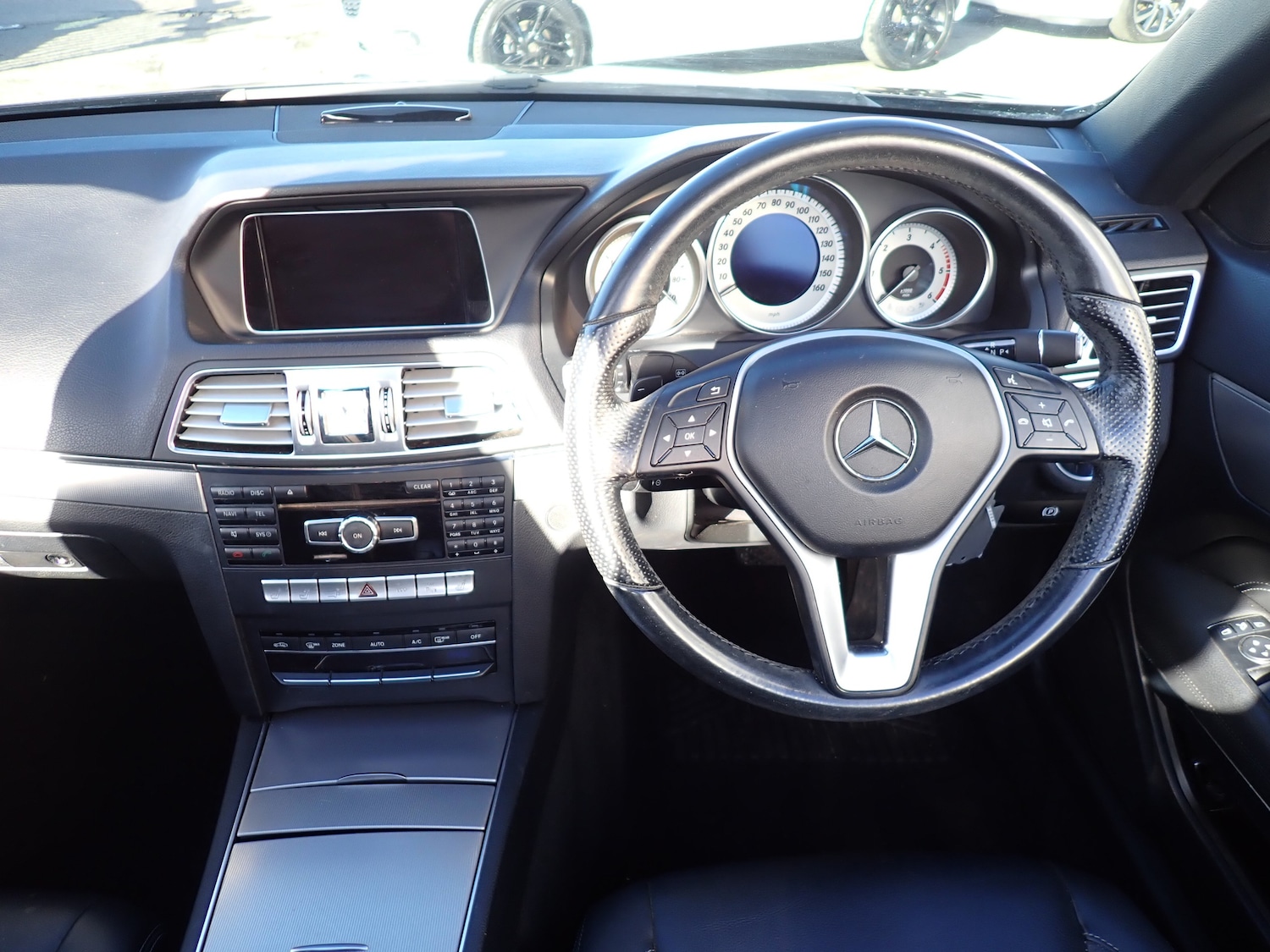 Used Mercedes-Benz E Class 2014 for sale - 76292880: Photo 2